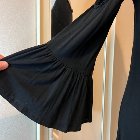 Cable & Gauge Black cold shoulder bell sleeve top, Size Small - Picture 2 of 11